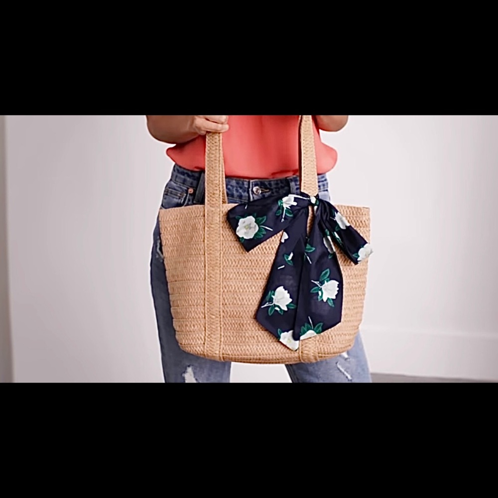 Draper James Everyday Straw Bag with scarf. NWT.